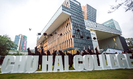 为了孩子能到香港上学，40岁中年男人勇闯香港“水硕”，值吗？